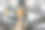 葡萄牙维拉雷亚尔，女游客带着手机图片下载