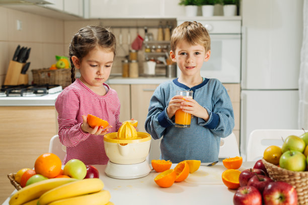 儿童喝橙汁图片下载