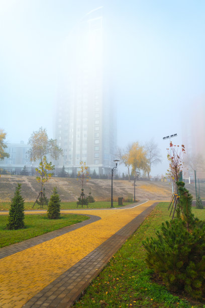 2018年:Obolonskaya河堤上雾蒙蒙的早晨图片下载