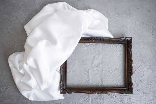 棕色框架上灰色水泥纹理，配以白色缎面布图片下载
