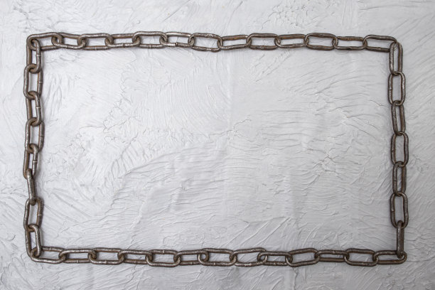 连续的链条框架平放在灰色水泥背景图片下载