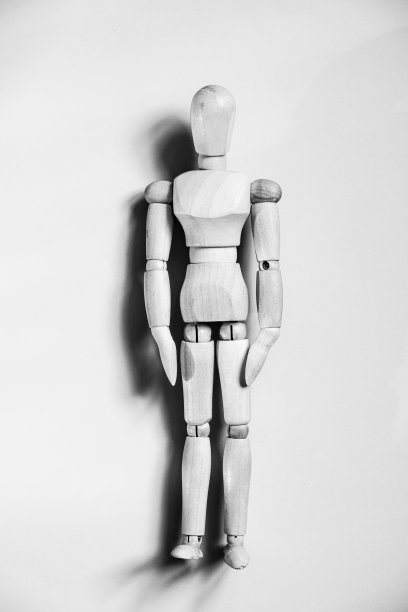 玩具人物模型的人锐利的影子。小雕像侏儒。黑色和白色。图片下载