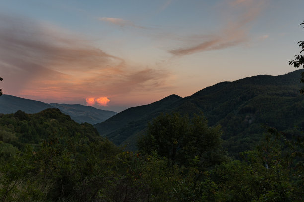 日落时分的积雨云图片下载