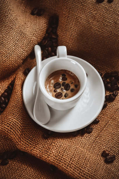 满满一袋的咖啡豆可以支撑一杯美味的浓缩咖啡图片下载