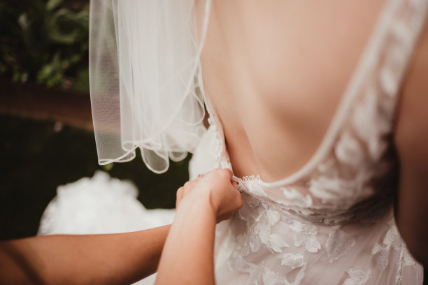 新娘正在穿衣服，拉上拉链图片下载