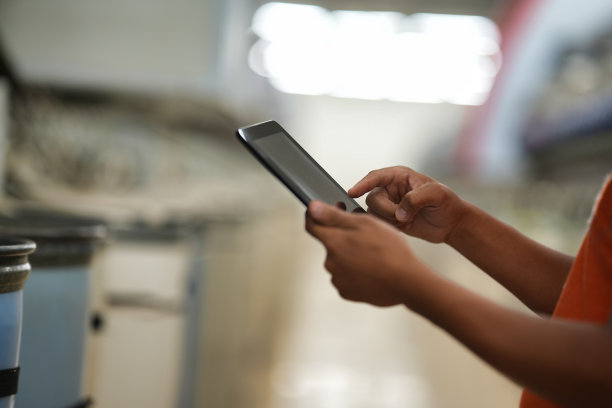 工厂工人在工厂使用数码平板电脑图片下载