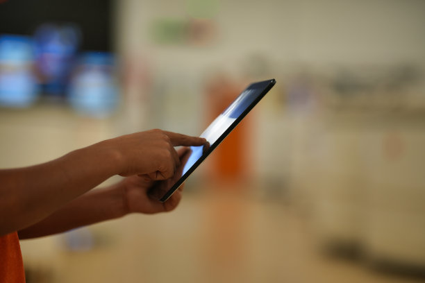 工厂工人在工厂使用数码平板电脑图片下载