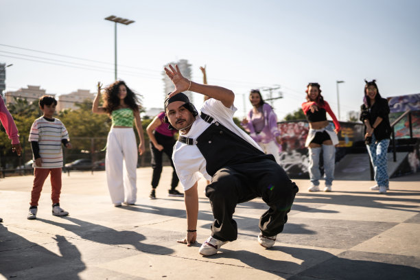 中年成年男子霹雳舞在街头派对与她的朋友在户外图片下载