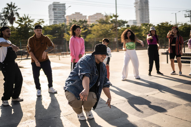 年轻男子霹雳舞在街头派对与她的朋友在户外图片下载