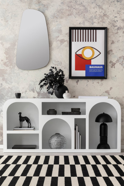 时尚的客厅内部组成与模拟海报框架，现代的马桶，有图案的地毯，镜子，圆形花瓶和个人配件。灰色混凝土墙。家居装饰。模板。图片下载