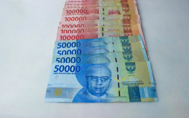 印尼盾面值10万，印尼盾面值5万。孤立。钞票特写图片下载