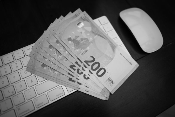 电脑键盘旁放着200欧元的钞票图片下载