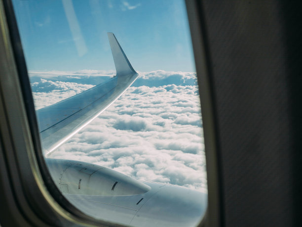 在浓密云层背景下的飞机机翼图片下载