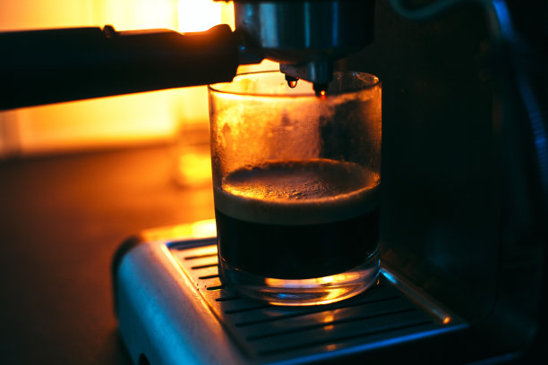 咖啡机里放着一个黄灯的杯子。放在铭文下面图片下载