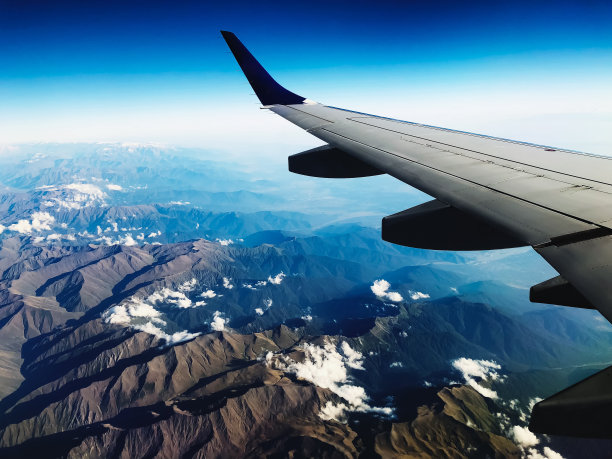 从飞机窗户看出去。旅行,飞行。图片下载