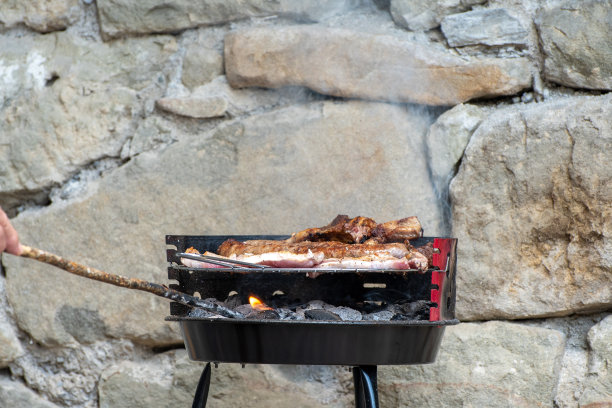 烤肉架上正在烤的肉图片下载