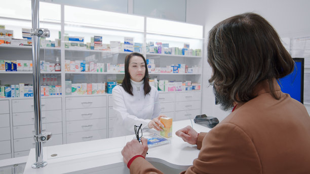 顾客在收银台向药剂师要药图片下载