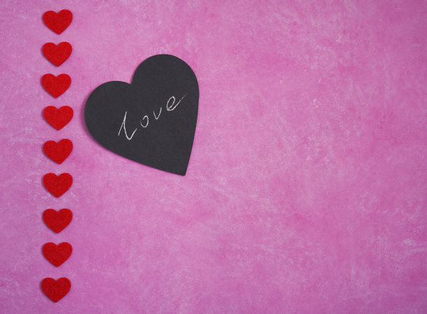 粉红色的背景和红色的心。情人节空白贺卡模型。爱和关系的概念。本空间图片下载