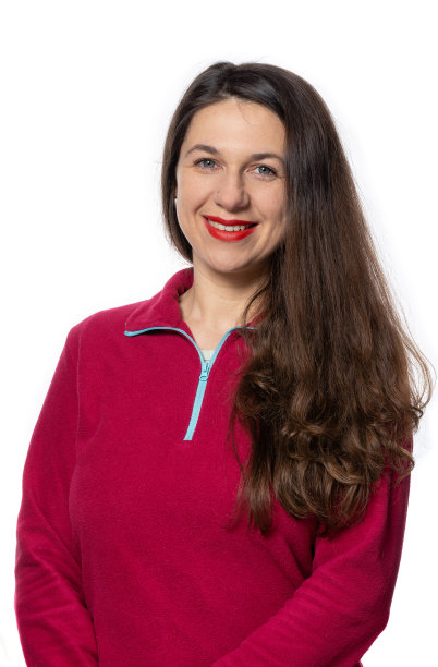 一个年轻女子的肖像在白色的背景。图片下载