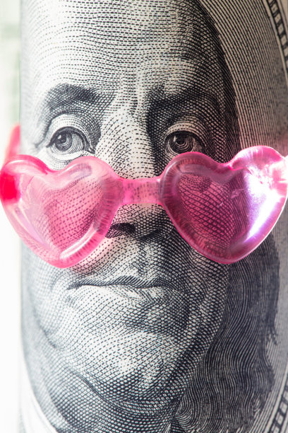 100美元纸币上的本杰明·富兰克林，戴着粉红色的心形太阳镜图片下载