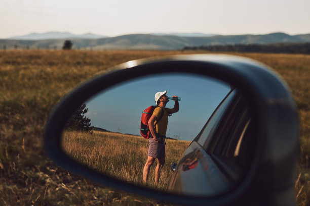 在大自然中露营和徒步旅行，在户外从汽车中打开行李，娱乐和爱好。图片下载