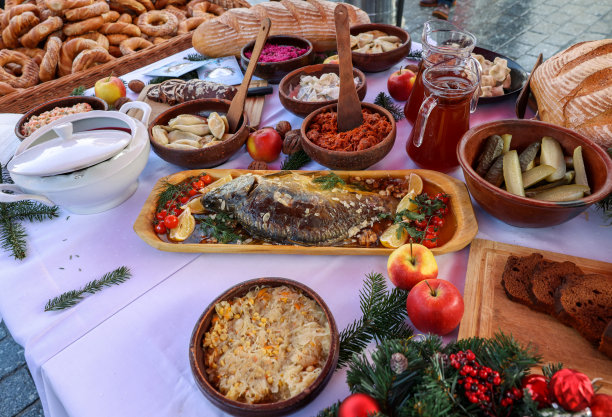 餐桌上的圣诞食物装饰着圣诞树图片下载