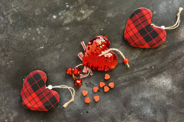 黑色背景上的红色小爱心的俯视图。情人节、生日、假日、派对背景。留白。竖版照片图片下载