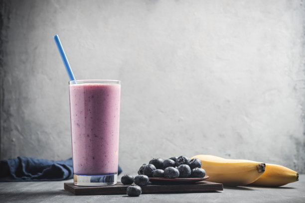 一杯蓝莓香蕉奶昔，健康饮食理念图片下载