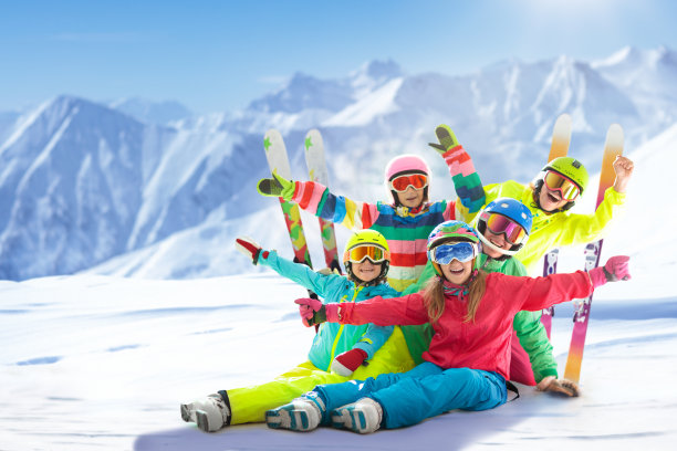 一家人在冬山。滑雪和雪地度假。图片下载