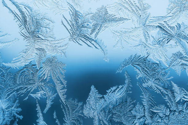 玻璃上抽象的霜冻图案，背景纹理图片下载