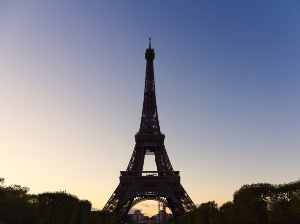 日落时分的埃菲尔铁塔，法国巴黎图片下载