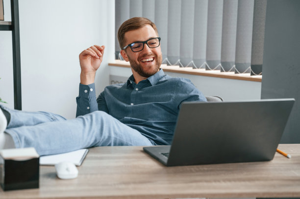 积极的人在现代化的办公室工作。商业和自由职业的概念图片下载