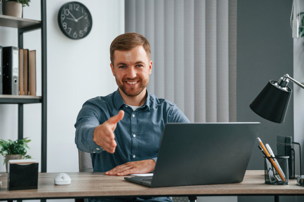 给的手。男人在现代化的办公室里工作。商业和自由职业的概念图片下载