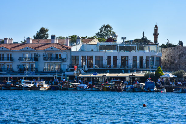 Historical Old Foça bay with its magnificent view, Foça castle, restaurants and small boats. İzmir Turkey travel图片下载