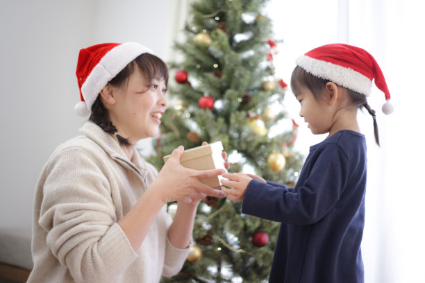 小女孩收到圣诞礼物图片下载