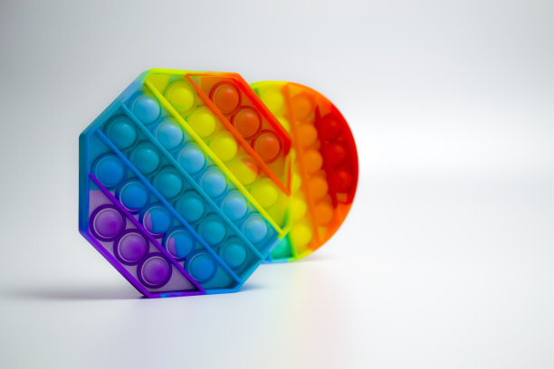 彩色潮流抗压力感觉玩具指尖推流行它和简单的酒窝在蓝色背景图片下载