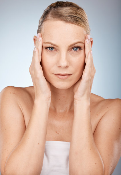 肖像，女性和护肤在工作室为美容，健康和眼部提升与眼睑整形在灰色背景。面部，模型和面部皱纹预防与女孩的手在皮肤与模型图片下载