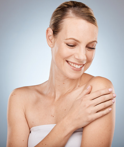 女性，面部和护肤发光的工作室背景的医疗保健，皮肤病学和早上梳理例行公事。微笑，快乐和美丽的模型在灰色的背景妆化妆品和胶原蛋白图片下载