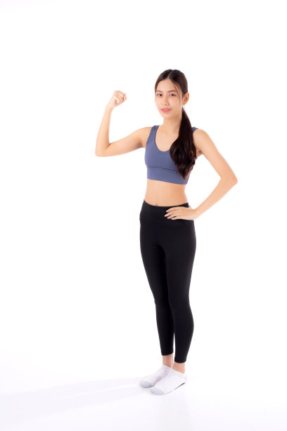美丽的年轻亚洲女性的肖像在运动服显示强大的肌肉隔离在白色背景，运动和锻炼的健康，训练和力量，女性苗条与自信。图片下载