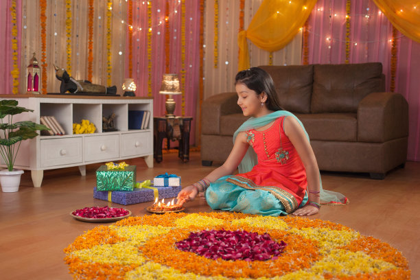 可爱的印度女孩与Diya制作花rangoli的图片图片下载