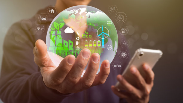 循环经济的概念。一只手拿着地球仪，周围环绕着循环经济的标志。循环经济和设计，再利用和可再生的物质资源，为企业增长图片下载