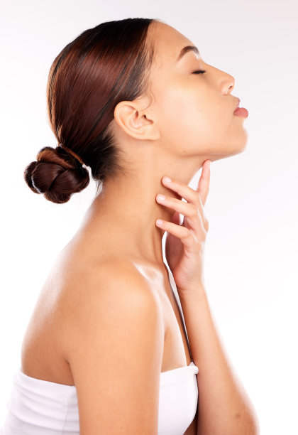 侧视图，黑人妇女和护肤美容，化妆品和化妆品的健康由白色背景。女性触摸，柔软的皮肤和面部自然发光与自我护理，健康和皮肤病学在工作室图片下载