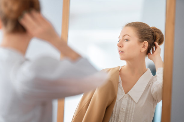 女人看着镜中的自己图片下载