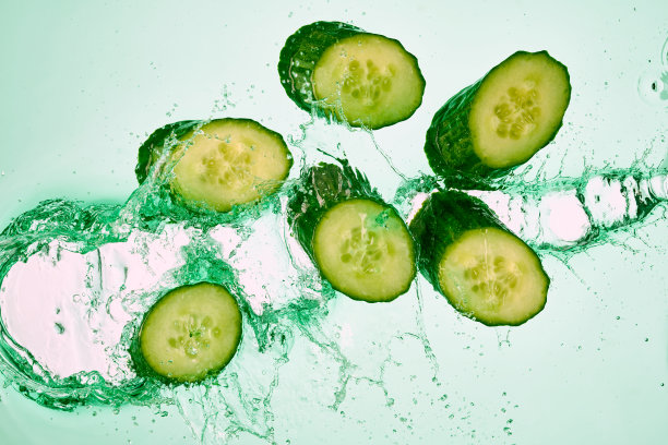 高速摄影黄瓜水飞溅图片下载