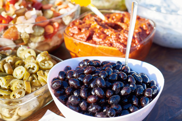 黑橄榄和蔬菜沙拉图片下载