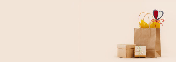 秋季礼物或促销概念。购物纸袋，心牌秋天装饰。图片下载