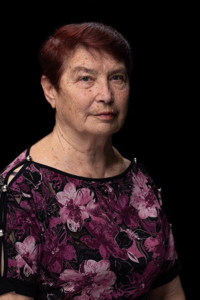 一个高级妇女的肖像在黑色背景。图片下载