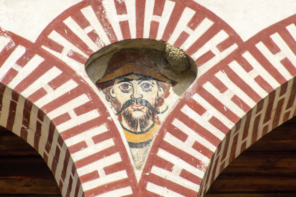 保加利亚里拉修道院中央庭院拱门之间的装饰触感图片下载