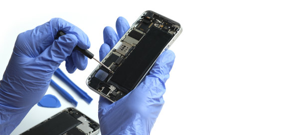 维修手机部件的技术人员和恢复维修手机智能手机的工具图片下载