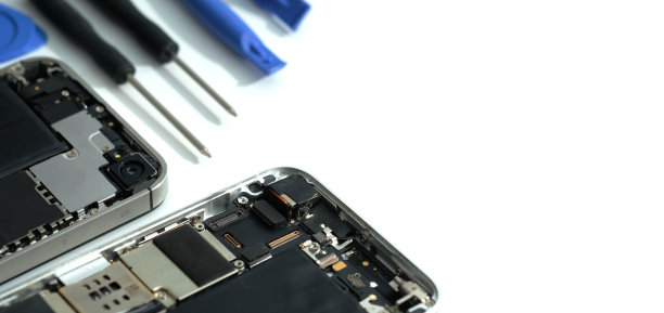 维修手机部件的技术人员和恢复维修手机智能手机的工具图片下载